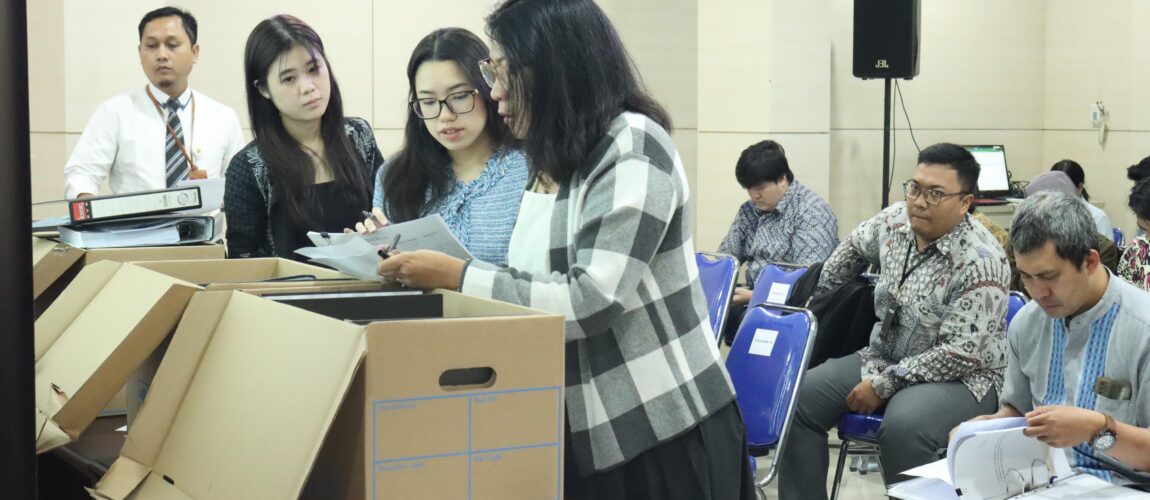 Terlapor Lakukan Pemeriksaan Alat Bukti dalam Sidang Pinjol